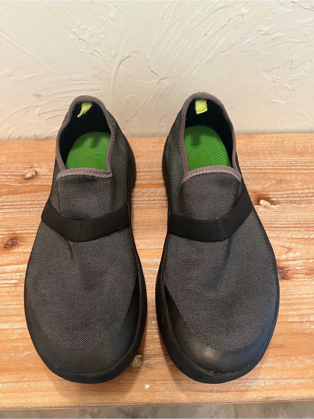 OOFOS Women's OOmg Low Recovery Slip-On Flats, Size 9/40 EU